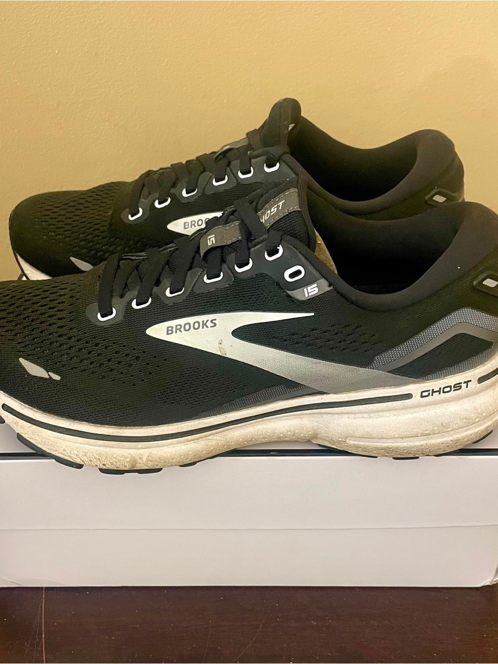 Brooks Ghost 15 Womens
Running Shoes Black White Grey Wide D 1203801D012
Size 8